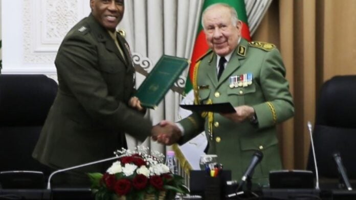 Le commandant Michael Langley et le général Saïd Chengriha