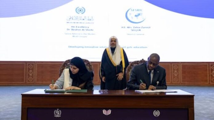 Signature du Protocole d'Accord entre l'Agence d'Aide et de Développement, Mme Eman Falemban, avec l'Institut Supérieur des Techniques Médicales de Mbandaka représenté par le DG Prof. Dieudonné