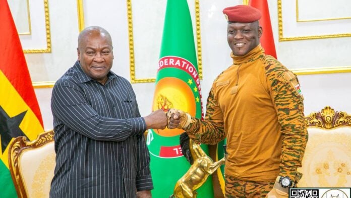 John Dramani Mahama et Ibrahim Traoré à la Présidence du Faso